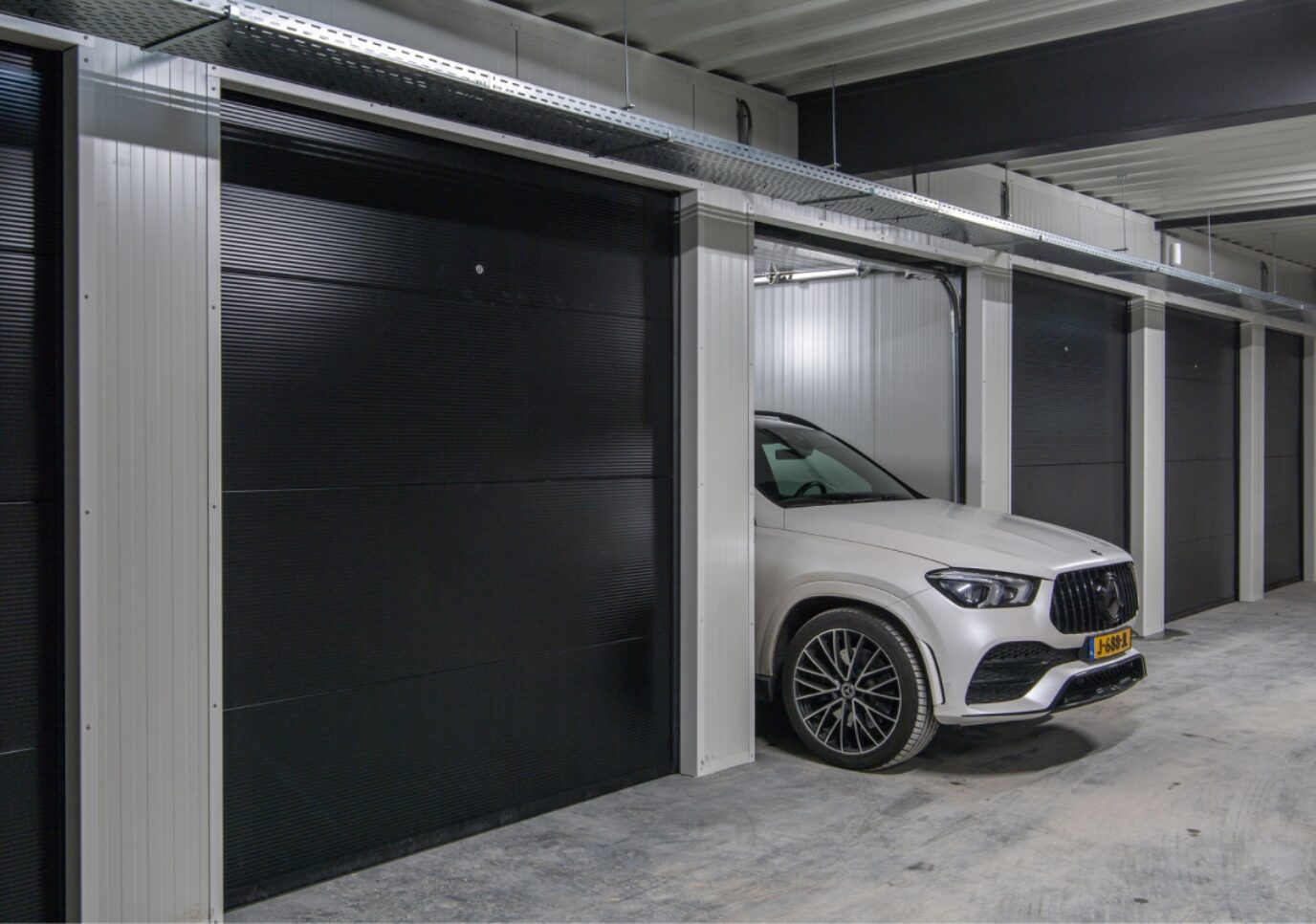 Auto geparkeerd in garagebox