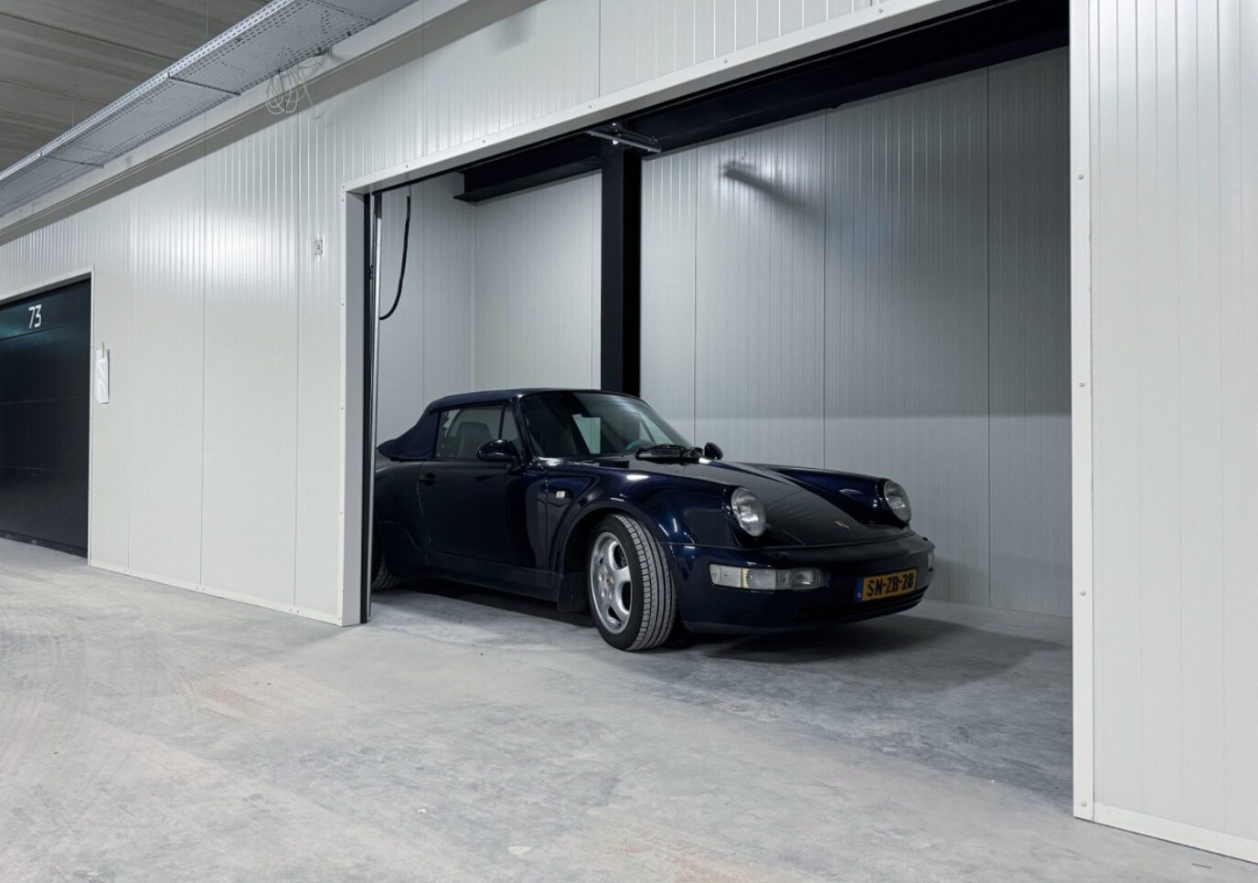 Sportwagen in garagebox
