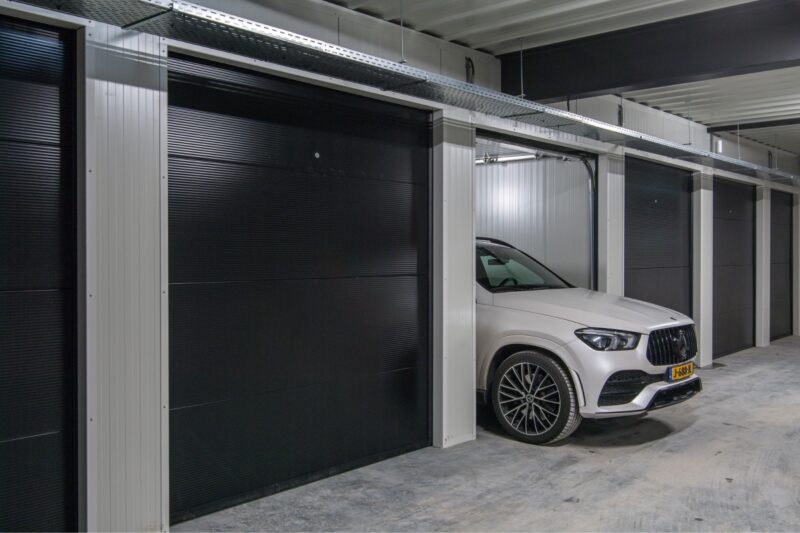 Auto geparkeerd in garagebox